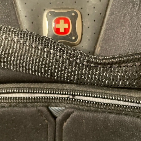 Swiss Gear 13” x 17” laptop case w/shoulder strap - NWOT - Picture 3 of 4